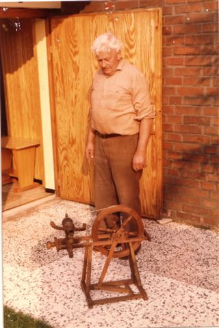 Vater mit Spinnrad August 1982.jpg